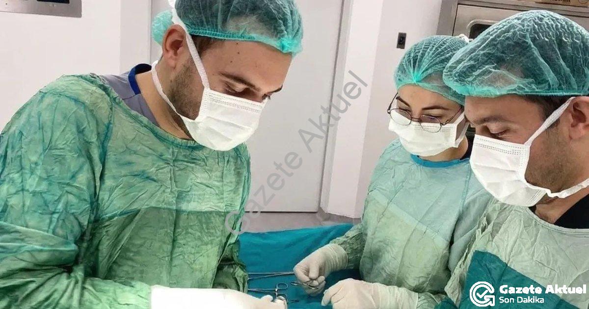 "Şuhut Devlet Hastanesi'nde Cerrahi Başarı: İlk Kez Uygulanan Yöntem" başlıklı haber için fotorealis